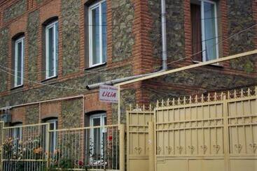 هاستل Guesthouse Lilia &wine Celler