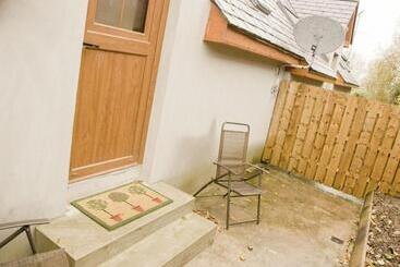 تختخواب و صبحانه Courtyard Mews Armagh City