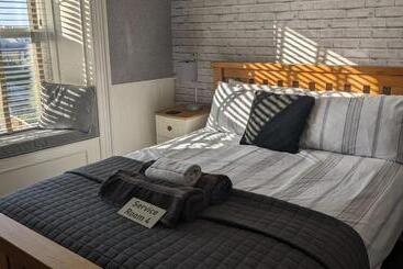 تختخواب و صبحانه Croyland Guest House