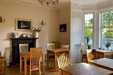 تختخواب و صبحانه Fernbank House