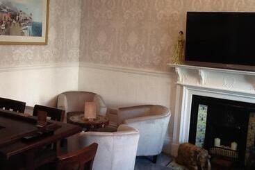 تختخواب و صبحانه Haversham House  Adults Only