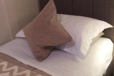 تختخواب و صبحانه Pitcullen Guest House