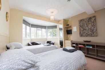 تختخواب و صبحانه Station Approach