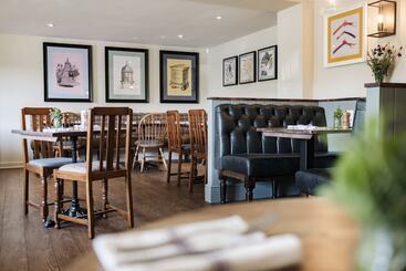 تختخواب و صبحانه The Bower Inn