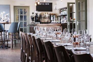 تختخواب و صبحانه The Bower Inn