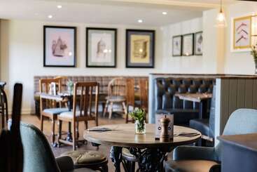 تختخواب و صبحانه The Bower Inn