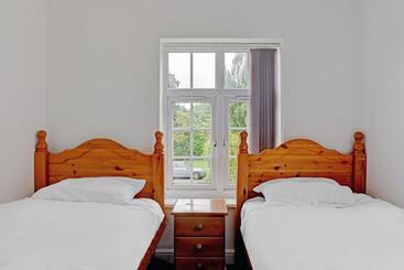 تختخواب و صبحانه The Gables Hotel, Birmingham Airport