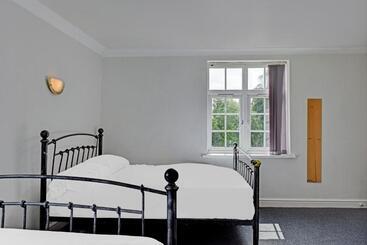 تختخواب و صبحانه The Gables Hotel, Birmingham Airport