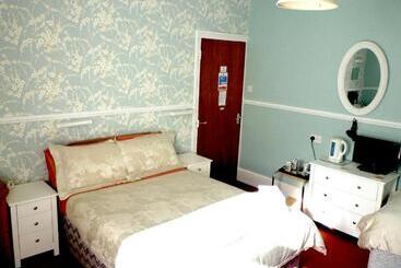 تختخواب و صبحانه The Norman Guest House