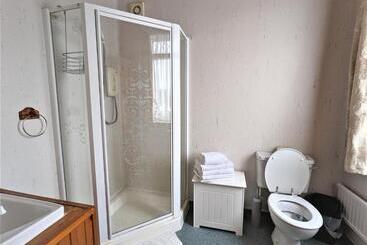 تختخواب و صبحانه The Norman Guest House