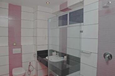 Cowrie Shell Beach Apartments Official