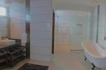 Cowrie Shell Beach Apartments Official
