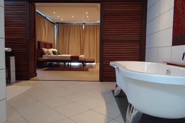 Cowrie Shell Beach Apartments Official
