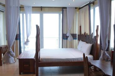 Cowrie Shell Beach Apartments Official