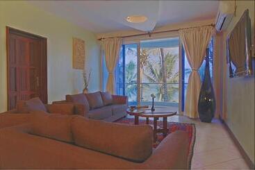 Cowrie Shell Beach Apartments Official