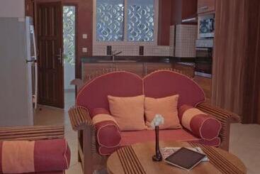 Cowrie Shell Beach Apartments Official