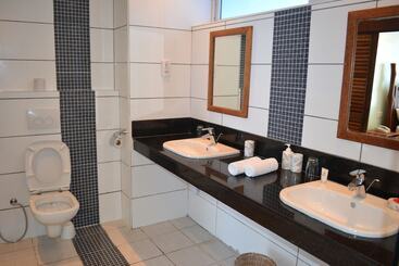 Cowrie Shell Beach Apartments Official