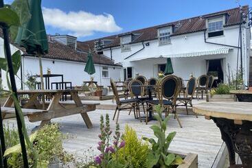 هتل Full Moon Inn Rudge