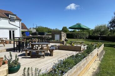 هتل Full Moon Inn Rudge