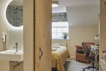 هتل Full Moon Inn Rudge