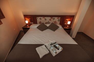 هاستل Mercader De Sedas