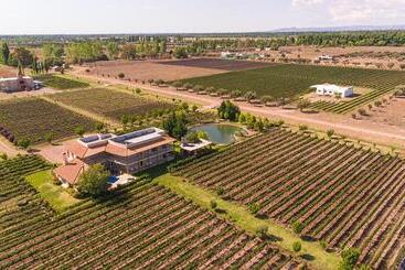 هتل Chaglasian Wine & Suites