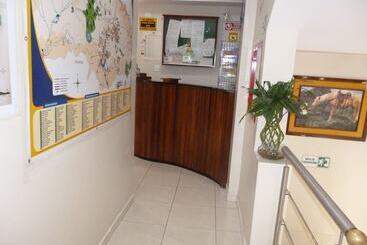 هتل Hostal Fevilamir