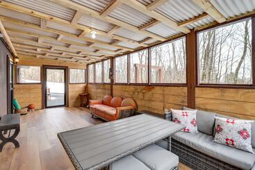 Hot Tub & Fire Pit: Albrightsville Log Cabin!