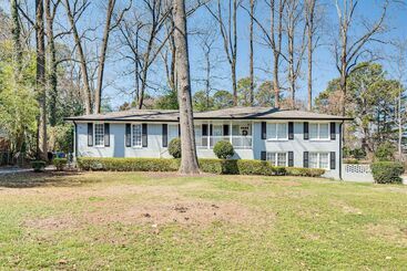 Atlanta Home W/ Movie Projector & Basketball Hoop!