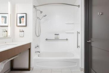 هتل Holiday Inn & Suites Monterey Park – Los Angeles, An Ihg