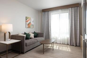 هتل Holiday Inn & Suites Monterey Park – Los Angeles, An Ihg