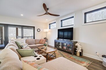 茅舍 Lakefront Moneta Home W/ Hot Tub & Boat Dock!