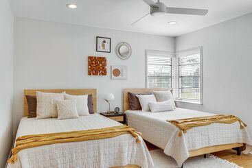 Lakeland Retreat W/ Private Pool & Yard Games!