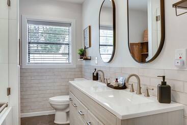 Lakeland Retreat W/ Private Pool & Yard Games!