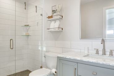 Lakeland Retreat W/ Private Pool & Yard Games!