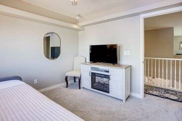 Large Las Vegas Home W/ Pool, Hot Tub + Game Room