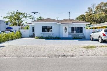 North Miami Home W/ Central A/c: Walk To Beaches!
