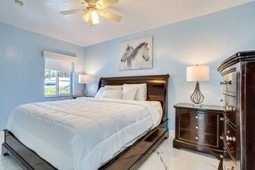 North Miami Home W/ Central A/c: Walk To Beaches!