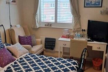 膳宿费 Aylesbury Lovely Double And Single Bedroom With Guest Only Bathroom