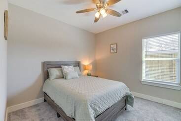 Quiet Houston Home   9 Mi To Downtown Aquarium!