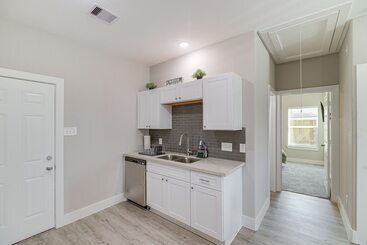 Quiet Houston Home   9 Mi To Downtown Aquarium!