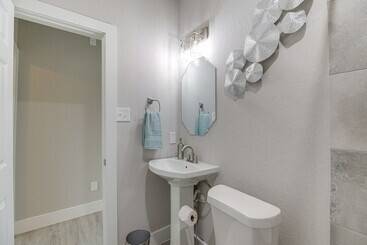 Quiet Houston Home   9 Mi To Downtown Aquarium!