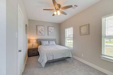 Quiet Houston Home   9 Mi To Downtown Aquarium!