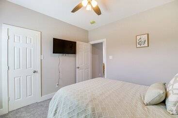 Quiet Houston Home   9 Mi To Downtown Aquarium!