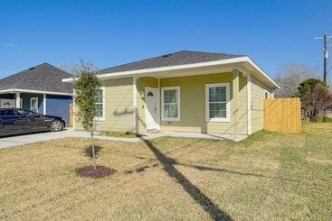 Quiet Houston Home   9 Mi To Downtown Aquarium!