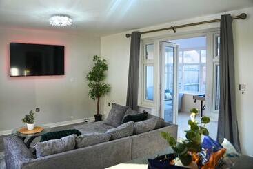 اقامتگاه Lovely 3 Bed House In Solihull