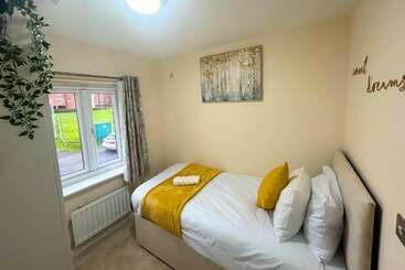اقامتگاه Lovely 3 Bed House In Solihull