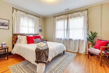 Spacious Lincoln Home W/ Yard < 1 Mi To Downtown!