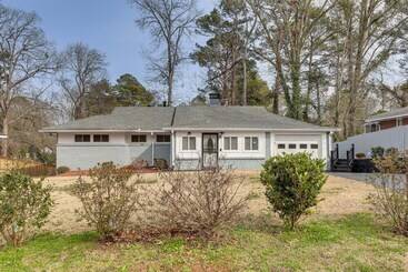 کلبه Stylish Decatur Home W/ Patio: 10 Mi To Atlanta!