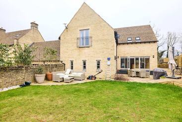 The Bourton On The Water Place   Lovely 5bdr House With Parking + Garden